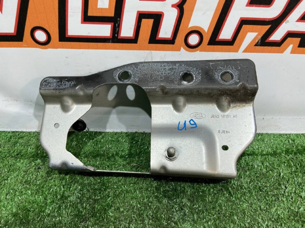 LR092011 Front left upper wing bracket Range Rover Velar L560 (2018-) Used
